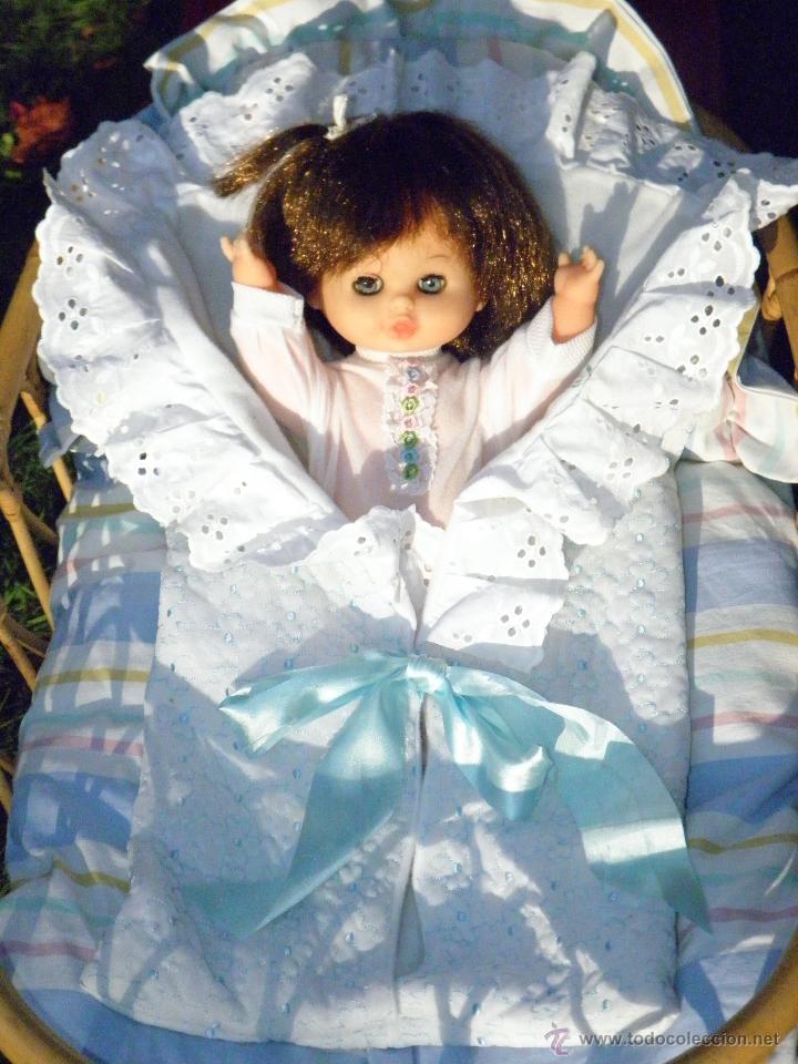 Mu&ntilde;ecas Espa&ntilde;olas Modernas: Antigua mu&ntilde;eca Larita Nana de Mu&ntilde;ecas Farita a&ntilde;os 70, de 34 cm con saquito de dormir