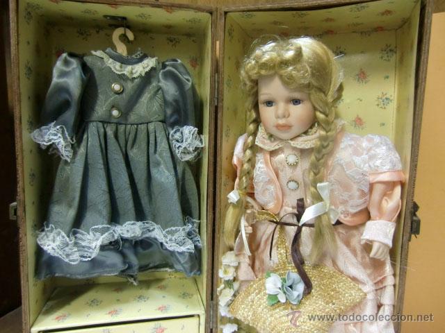Mu&ntilde;ecas espa&ntilde;olas modernas: Mu&ntilde;eca con vestidos y caja - Foto 1