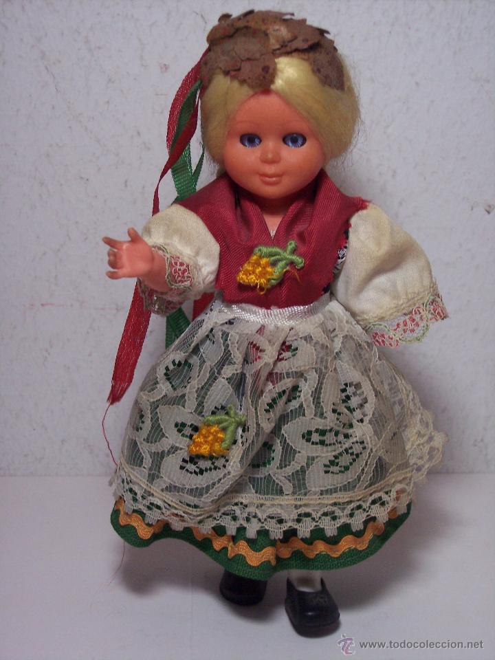 Mu&ntilde;ecas Espa&ntilde;olas Modernas: PEQUE&Ntilde;A MU&Ntilde;ECA CON TRAJE T&Iacute;PICO (DE PL&Aacute;STICO DURO - ARTICULADA - ABRE Y CIERRA LOS OJOS)