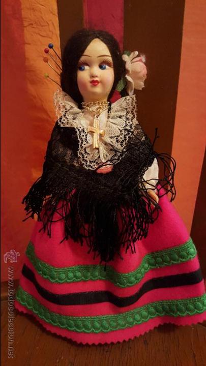 Mu&ntilde;ecas espa&ntilde;olas modernas: mu&ntilde;eca con vestido tradicional y cruz - Foto 1