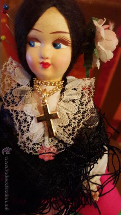 Mu&ntilde;ecas espa&ntilde;olas modernas: mu&ntilde;eca con vestido tradicional y cruz - Foto 2
