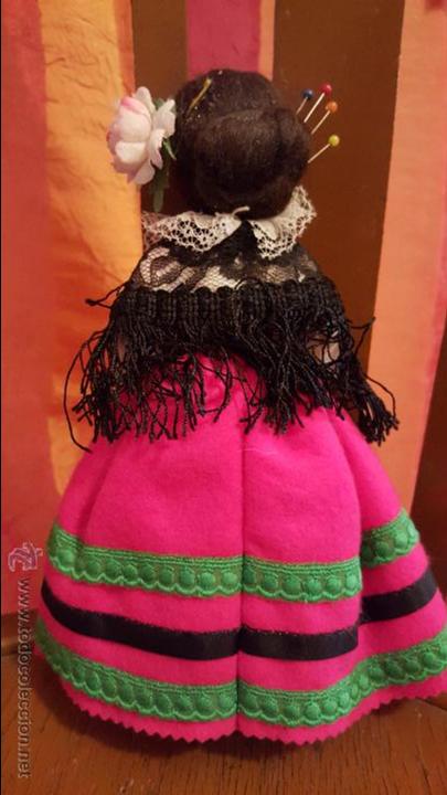 Mu&ntilde;ecas espa&ntilde;olas modernas: mu&ntilde;eca con vestido tradicional y cruz - Foto 3