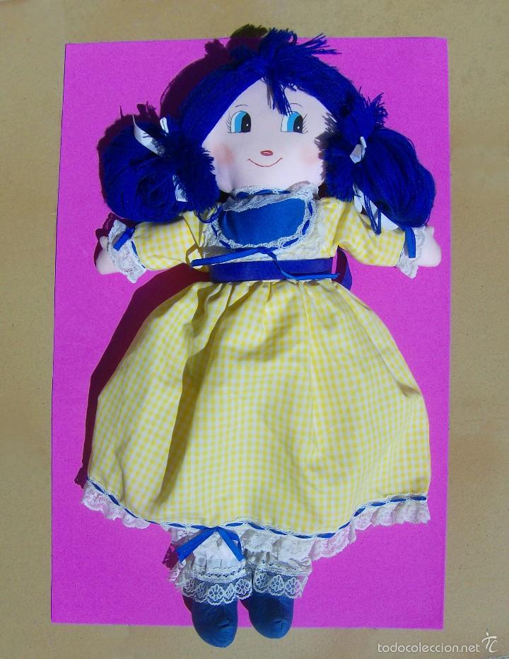 muñeca de pelo de lana azul. vestido - Comprar Otras Muñecas Españolas Modernas de colección todocoleccion - 55880553