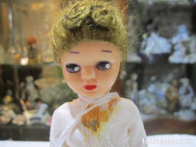 Mu&ntilde;ecas espa&ntilde;olas modernas: Peque&ntilde;a mu&ntilde;eca de celuloide, con vestido de novia. - Foto 1