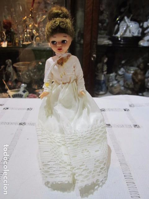 Mu&ntilde;ecas espa&ntilde;olas modernas: Peque&ntilde;a mu&ntilde;eca de celuloide, con vestido de novia. - Foto 2