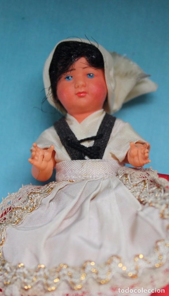 Mu&ntilde;ecas espa&ntilde;olas modernas: MU&Ntilde;ECA CELULOIDE CON TRAJE TIPICO-unida con gomas-Vintage - Foto 2
