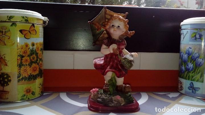 Mu&ntilde;ecas espa&ntilde;olas modernas: Ni&ntilde;a mu&ntilde;eca con paraguas