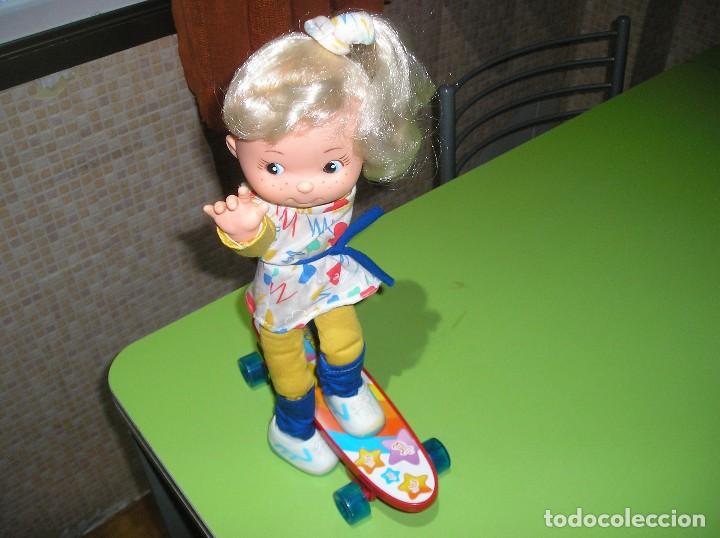 Mu&ntilde;ecas espa&ntilde;olas modernas: Mu&ntilde;eca Auri con monopat&iacute;n - Foto 1