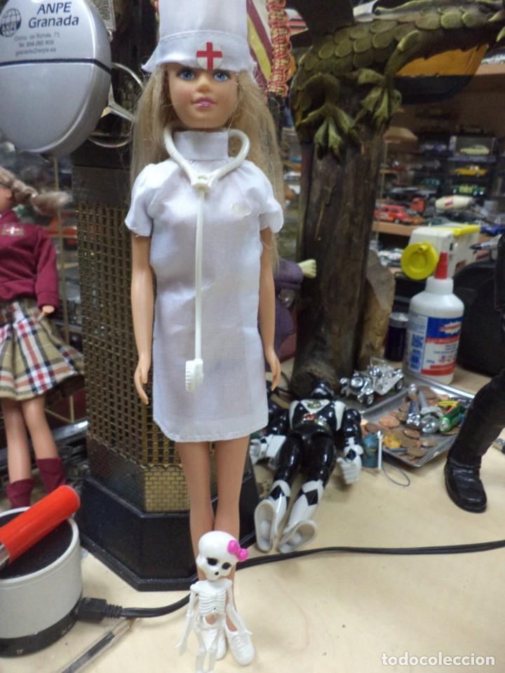 Mu&ntilde;ecas espa&ntilde;olas modernas: Mu&ntilde;eca Jenny enfermera de Simba,con complementos.Tipo Barbie. - Foto 1
