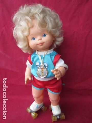 Mu&ntilde;ecas espa&ntilde;olas modernas: MU&Ntilde;ECA PATINADORA ROLY DE JESMAR - FUNCIONA - Foto 1