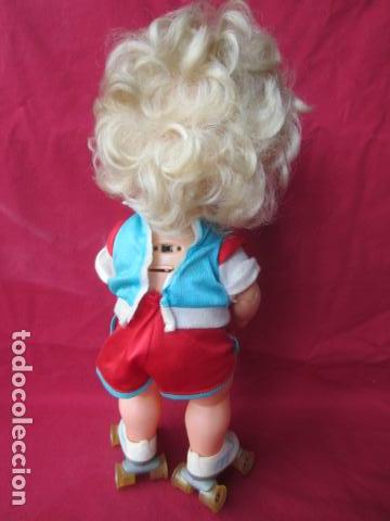 Mu&ntilde;ecas espa&ntilde;olas modernas: MU&Ntilde;ECA PATINADORA ROLY DE JESMAR - FUNCIONA - Foto 2
