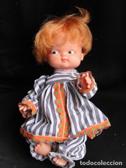 Mu&ntilde;ecas espa&ntilde;olas modernas: PEQUE&Ntilde;A MU&Ntilde;ECA DE PL&Aacute;STICO Y GOMA. - Foto 1