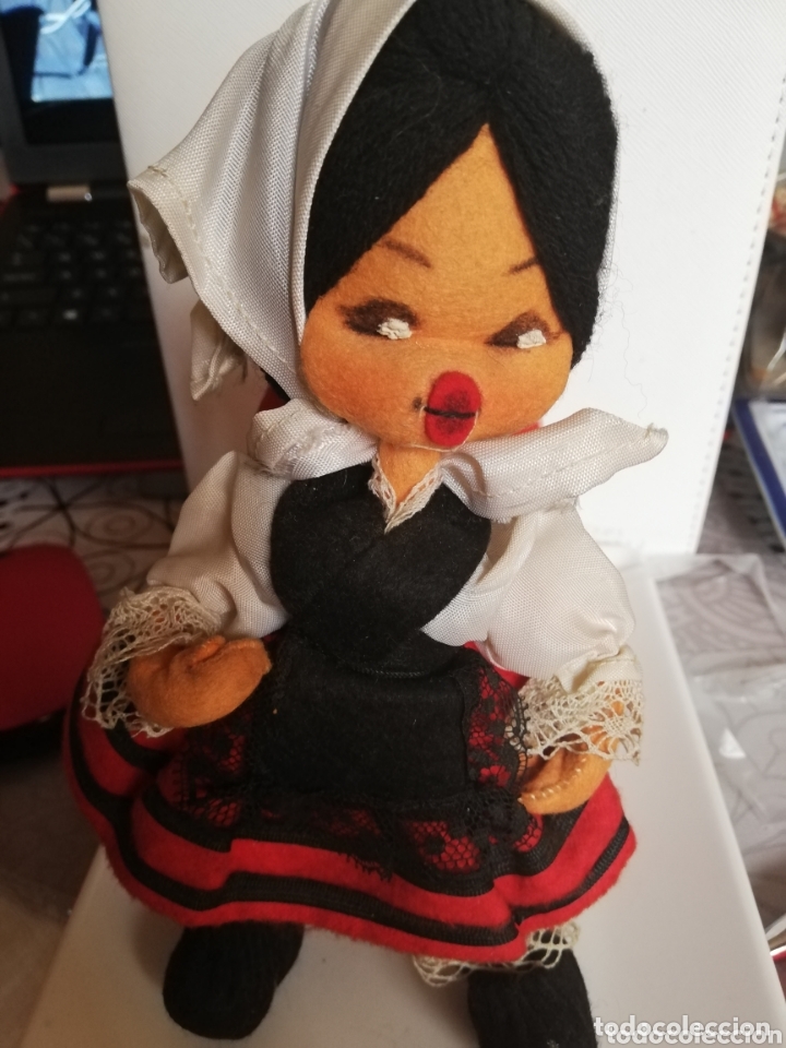 Mu&ntilde;ecas espa&ntilde;olas modernas: Mu&ntilde;eca de fieltro vestido regional - Foto 1