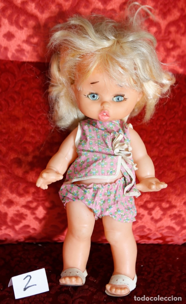 Bambole Spagnole Moderne: Mu&ntilde;eca muy graciosa de ojos azules durmientes. 34 cm de altura