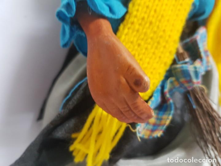 Mu&ntilde;ecas espa&ntilde;olas modernas: BRUJA CON ESCOBA, DE CERAMICA - 33 CMS. - Foto 4