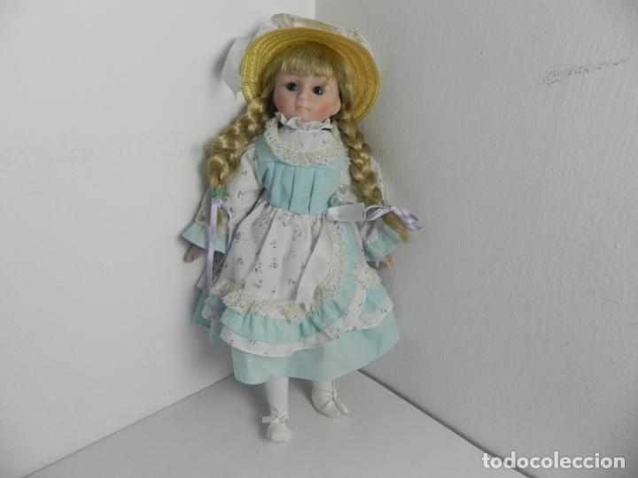 Mu&ntilde;ecas Espa&ntilde;olas Modernas: MU&Ntilde;ECA DE PORCELANA CON N&ordm; 9004A DE SERIE EN LA NUCA 40 cm. DE ALTURA APROX.