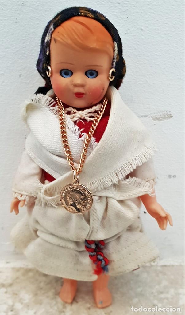 Mu&ntilde;ecas espa&ntilde;olas modernas: Antigua mu&ntilde;eca con moneda de colgante. - Foto 1
