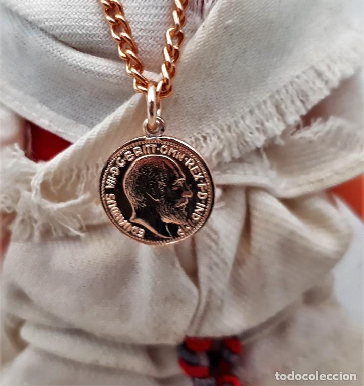 Mu&ntilde;ecas espa&ntilde;olas modernas: Antigua mu&ntilde;eca con moneda de colgante. - Foto 2