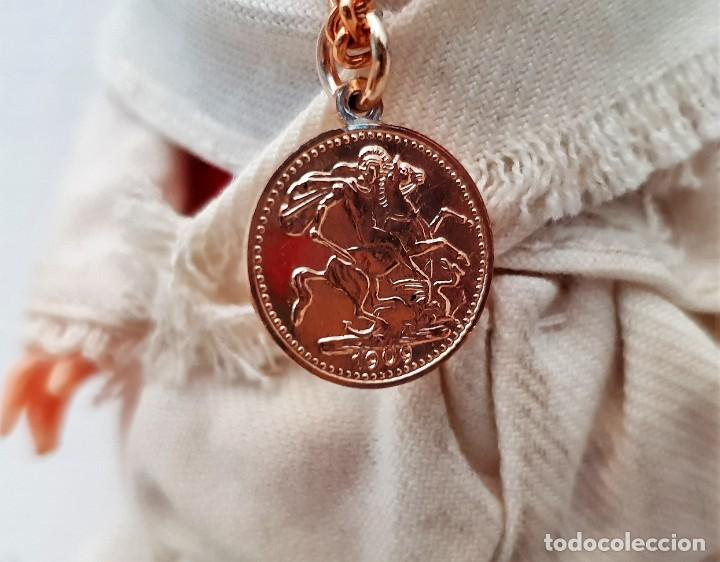 Mu&ntilde;ecas espa&ntilde;olas modernas: Antigua mu&ntilde;eca con moneda de colgante. - Foto 3