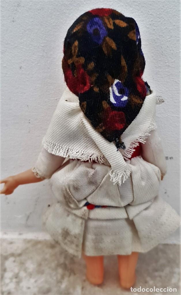 Mu&ntilde;ecas espa&ntilde;olas modernas: Antigua mu&ntilde;eca con moneda de colgante. - Foto 4