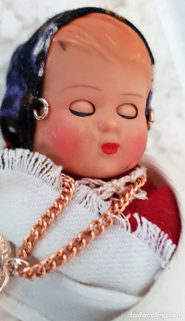 Mu&ntilde;ecas espa&ntilde;olas modernas: Antigua mu&ntilde;eca con moneda de colgante. - Foto 5