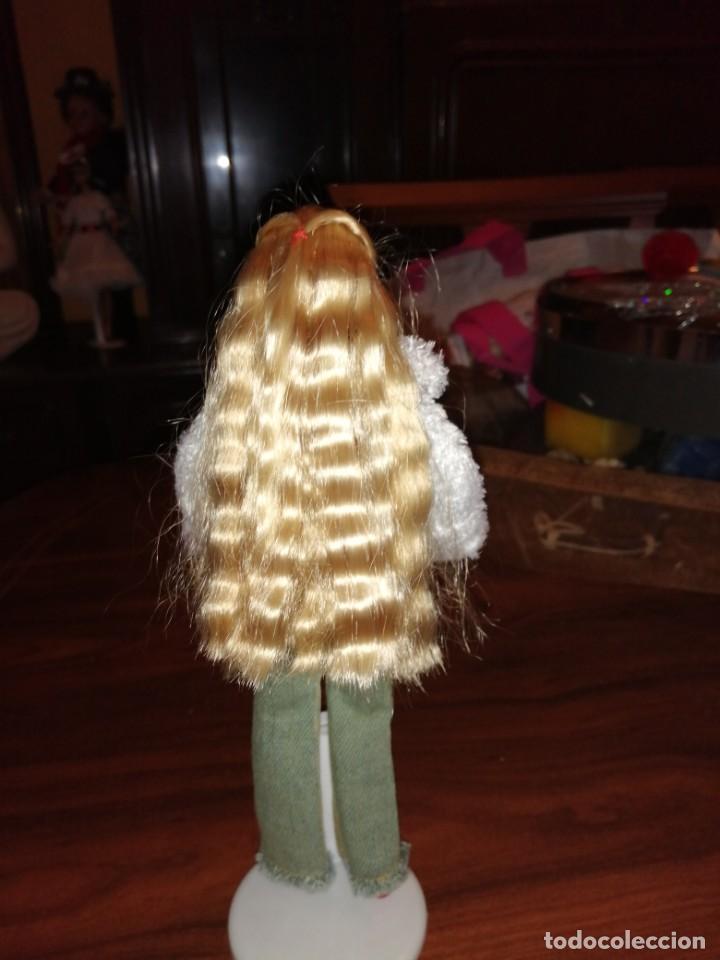 Mu&ntilde;ecas espa&ntilde;olas modernas: Mu&ntilde;eca con cuerpo de fieltro - Foto 2