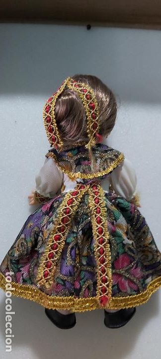 Mu&ntilde;ecas espa&ntilde;olas modernas: Mu&ntilde;eca traje regional marca flok mide aproximadamente 22cms - Foto 2