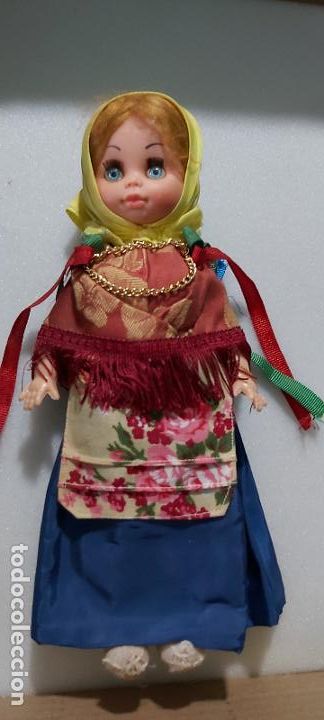 Mu&ntilde;ecas espa&ntilde;olas modernas: Mu&ntilde;eca traje regional sin marca mide aproximadamente 27cms - Foto 1