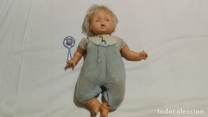 Mu&ntilde;ecas espa&ntilde;olas modernas: MU&Ntilde;ECO MELLIZOS DE VICMA Y SONAJERO A&Ntilde;OS 70