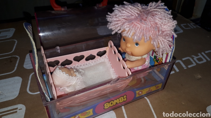 Mu&ntilde;ecas espa&ntilde;olas modernas: Cofre con mu&ntilde;eca BOMBI DE VICMA Y CUNA CON BEBE - Foto 5