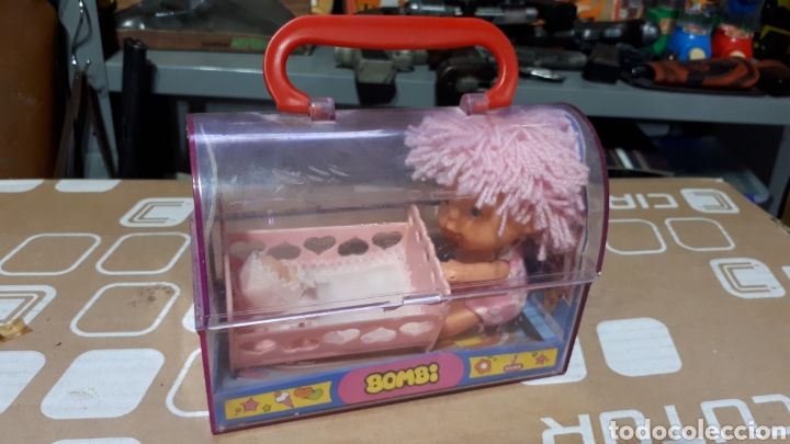 Mu&ntilde;ecas espa&ntilde;olas modernas: Cofre con mu&ntilde;eca BOMBI DE VICMA Y CUNA CON BEBE - Foto 1