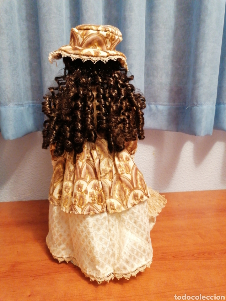 Mu&ntilde;ecas espa&ntilde;olas modernas: Mu&ntilde;eca de &eacute;poca en peana - Foto 2