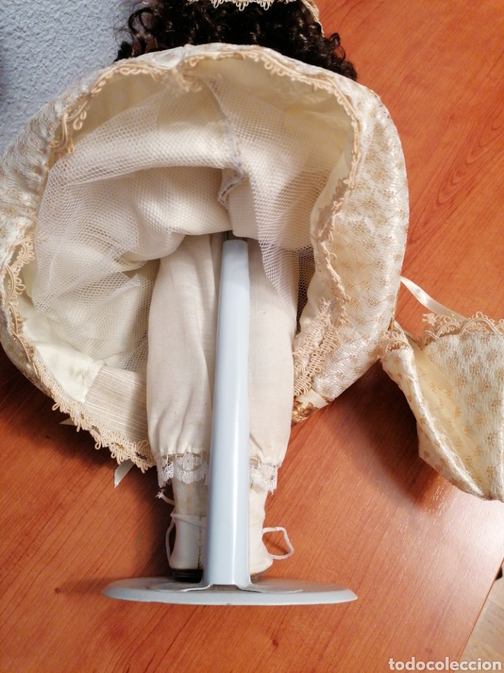 Mu&ntilde;ecas espa&ntilde;olas modernas: Mu&ntilde;eca de &eacute;poca en peana - Foto 3