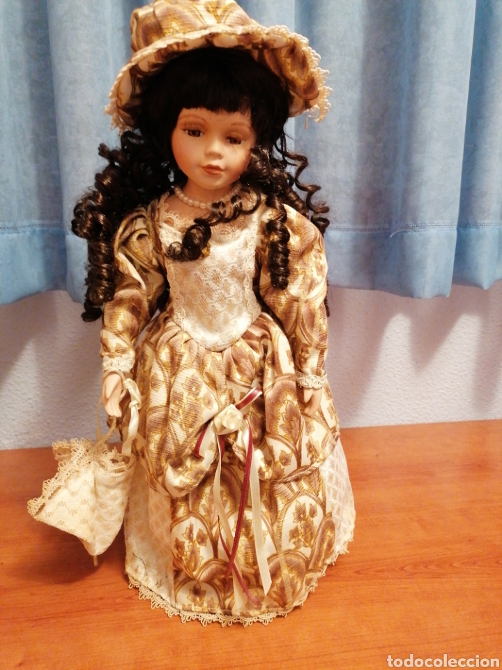 Mu&ntilde;ecas espa&ntilde;olas modernas: Mu&ntilde;eca de &eacute;poca en peana - Foto 1