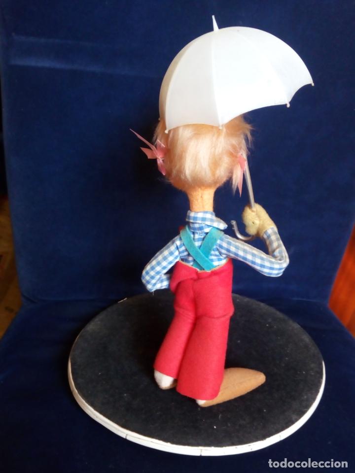Mu&ntilde;ecas espa&ntilde;olas modernas: Mu&ntilde;eca de alambre y espuma. con paraguas - Foto 2