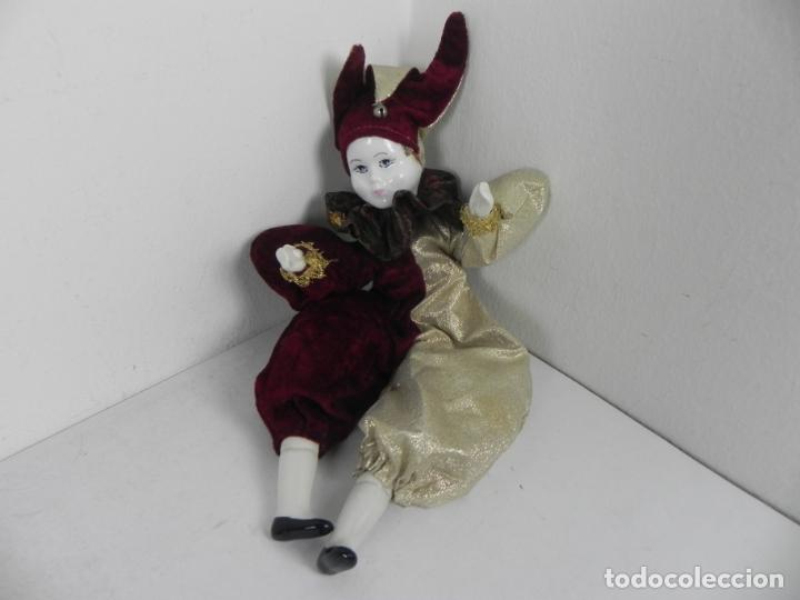 Mu&ntilde;ecas Espa&ntilde;olas Modernas: ARLEQUIN DE PORCELANA (PARTE DEL VESTIDO Y GORRO DE TERCIOPELO GRANATE (VER FOTOS))