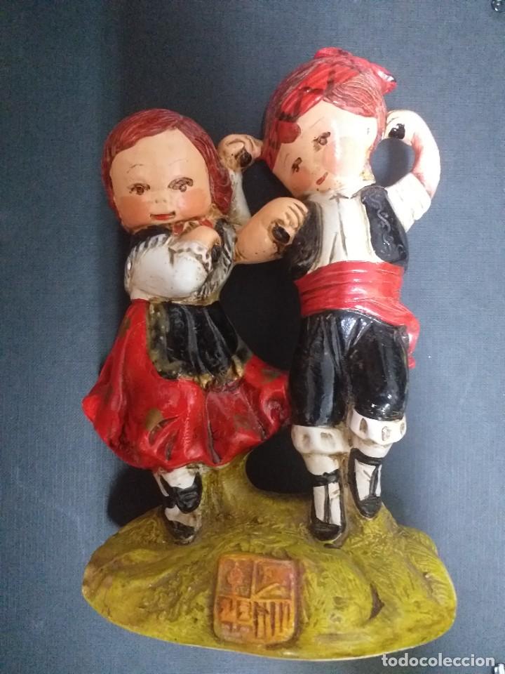 Mu&ntilde;ecas Espa&ntilde;olas Modernas: Pareja Aragoneses bailando jota, ma&ntilde;os, baturros, Figura 20cm, en yeso pintado.