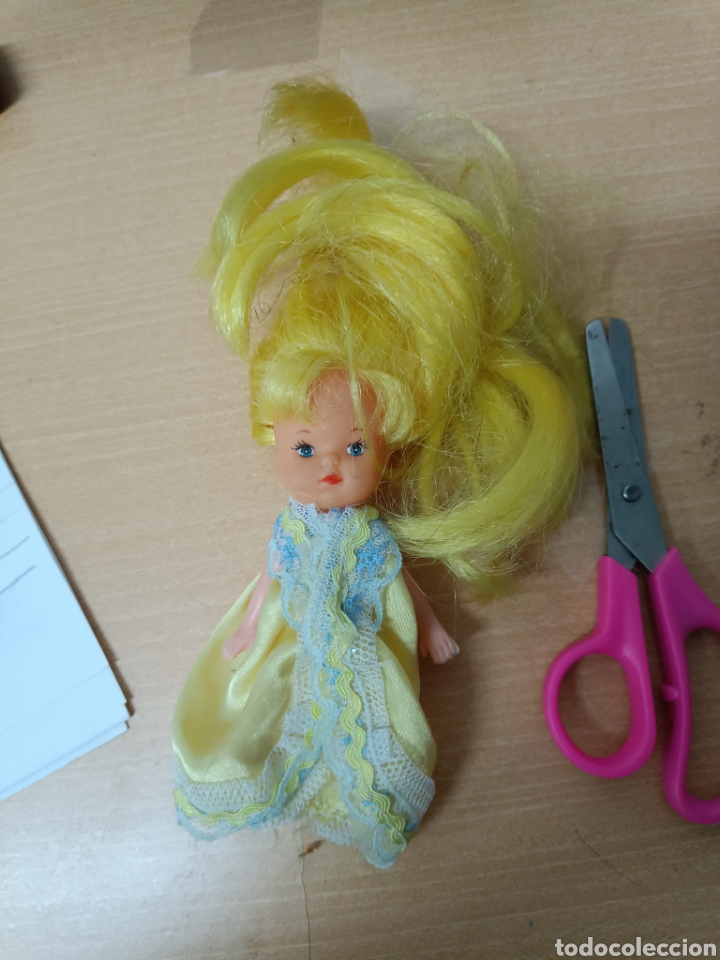 Mu&ntilde;ecas espa&ntilde;olas modernas: Mini mu&ntilde;eca amarilla - Foto 1