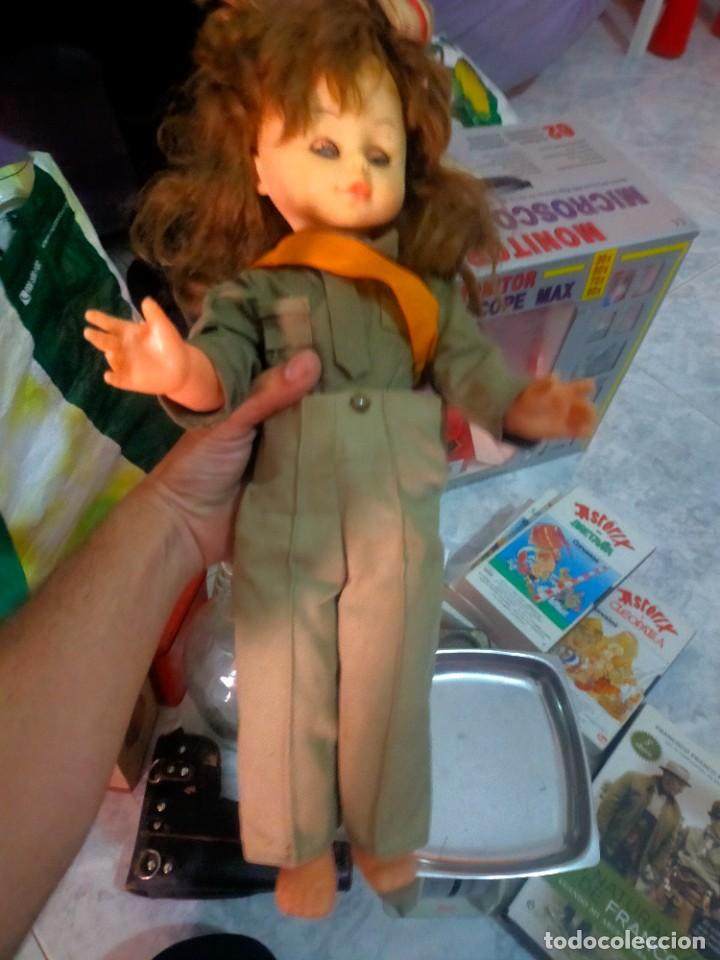 Mu&ntilde;ecas espa&ntilde;olas modernas: Antigua mu&ntilde;eca con vestimenta militar - Banda con dedicatoria. - Foto 1