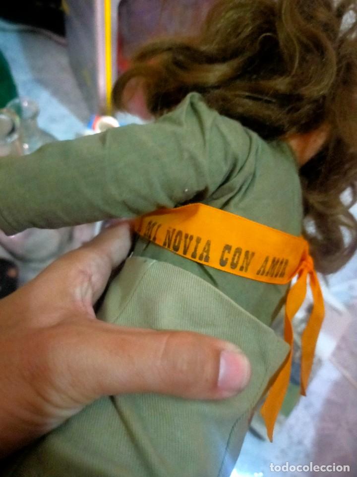 Mu&ntilde;ecas espa&ntilde;olas modernas: Antigua mu&ntilde;eca con vestimenta militar - Banda con dedicatoria. - Foto 4