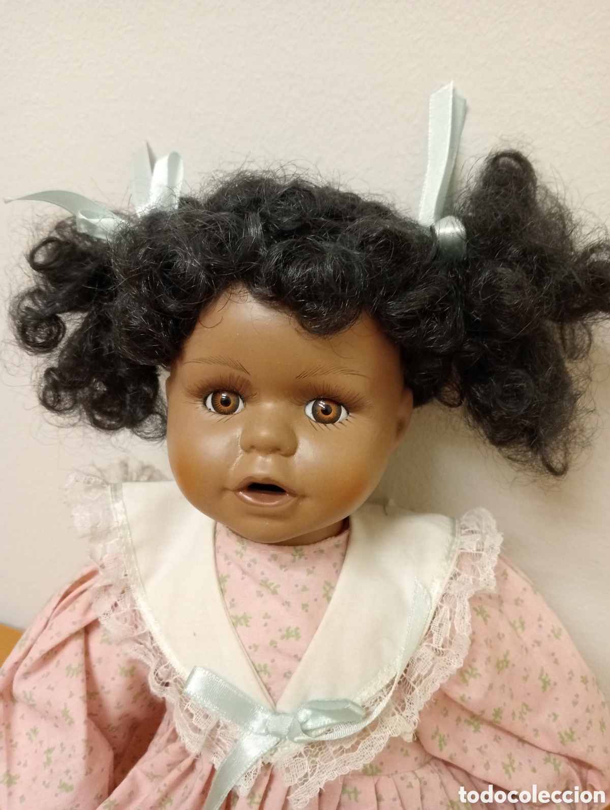 Mu&ntilde;ecas espa&ntilde;olas modernas: Mu&ntilde;eca negra porcelana - Foto 2