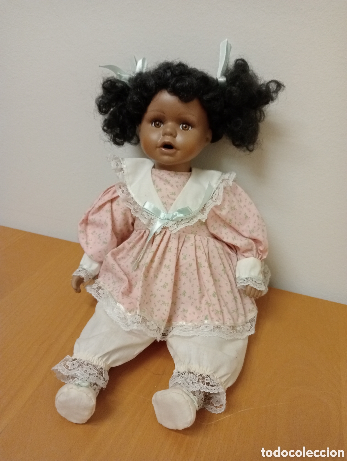 Mu&ntilde;ecas espa&ntilde;olas modernas: Mu&ntilde;eca negra porcelana - Foto 1