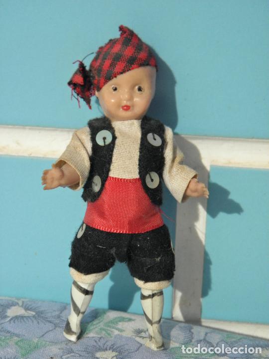 Mu&ntilde;ecas espa&ntilde;olas modernas: Antiguo mu&ntilde;eco regional Aragon&eacute;s de celuloide - Foto 1
