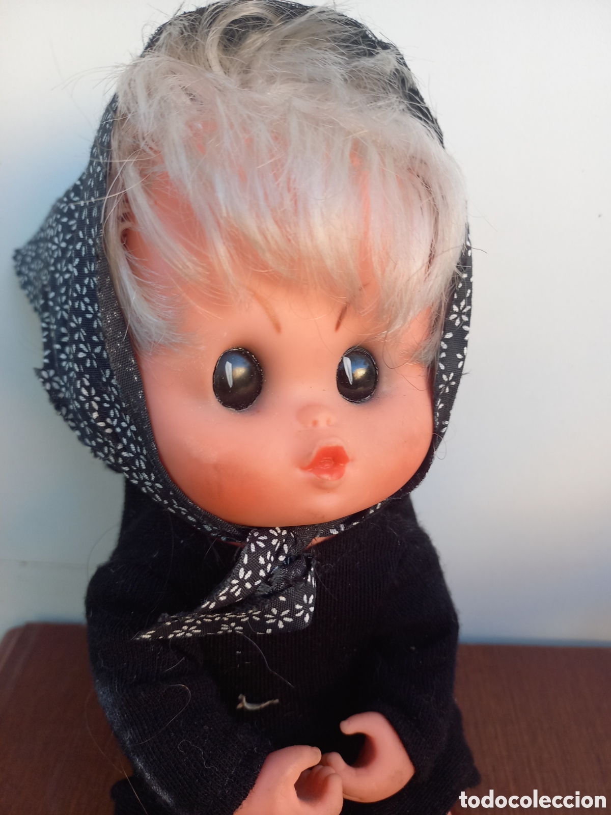Mu&ntilde;ecas Espa&ntilde;olas Modernas: Antigua mu&ntilde;eca de goma vestida de vieja o de luto manos con agujero para agujas de punto ??