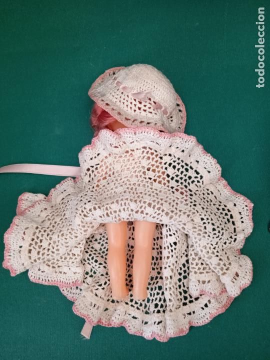 Mu&ntilde;ecas espa&ntilde;olas modernas: PEQUE&Ntilde;A MU&Ntilde;ECA CON ROPA DE GANCHILLO - Foto 2