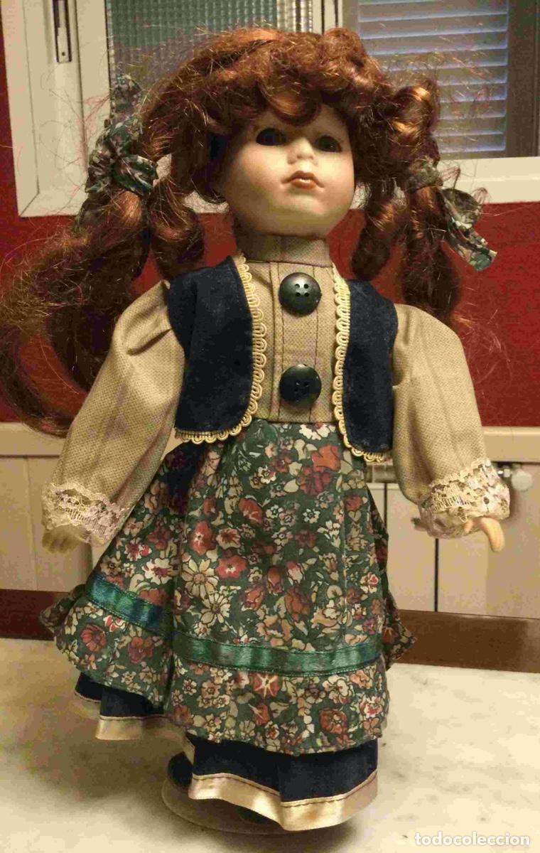 Mu&ntilde;ecas espa&ntilde;olas modernas: Mu&ntilde;eca de porcelana con peana - Foto 1