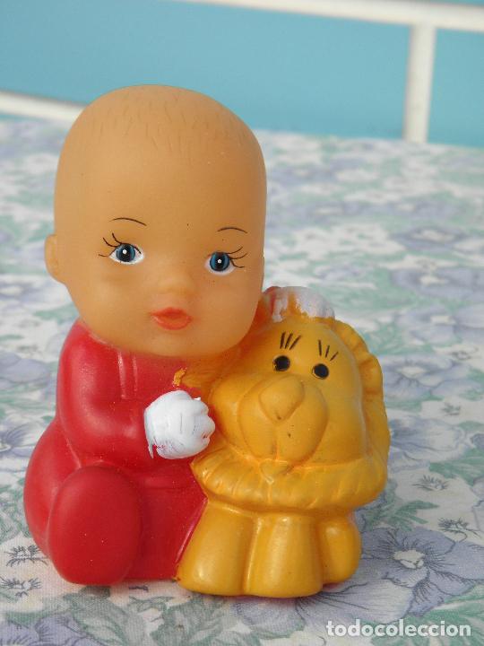 Mu&ntilde;ecas espa&ntilde;olas modernas: Antigua mu&ntilde;eca beb&eacute; de goma con leoncito - Foto 1