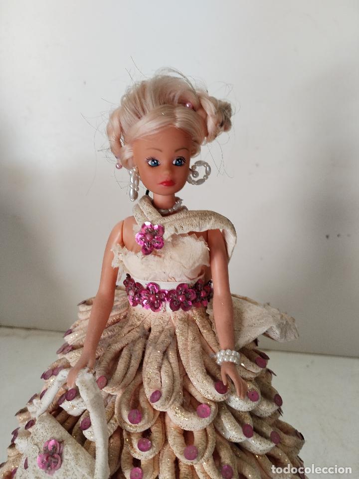 Mu&ntilde;ecas espa&ntilde;olas modernas: mu&ntilde;eca manual con vestido de servilletas - Foto 2