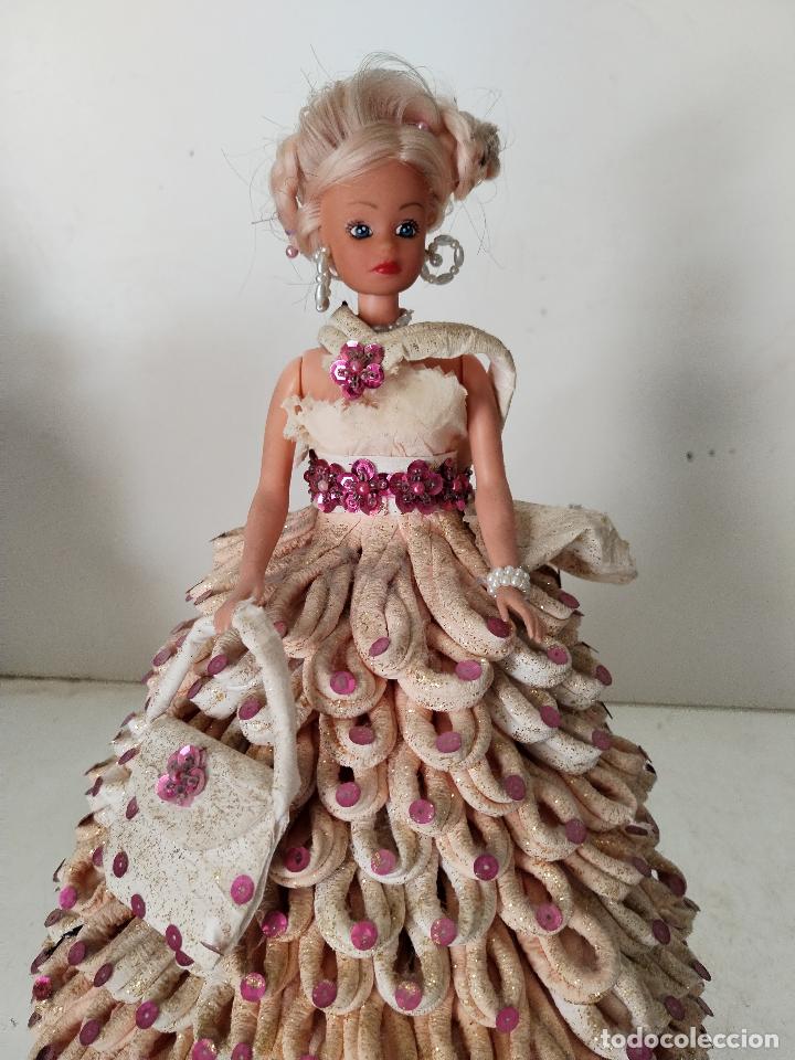 Mu&ntilde;ecas espa&ntilde;olas modernas: mu&ntilde;eca manual con vestido de servilletas - Foto 4