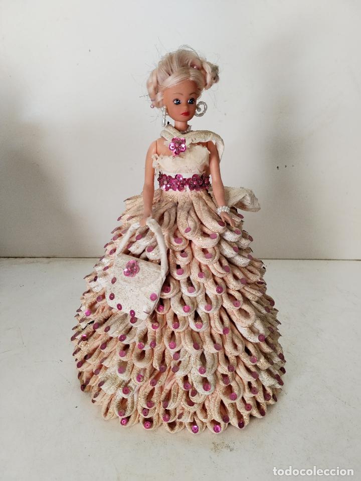 Mu&ntilde;ecas espa&ntilde;olas modernas: mu&ntilde;eca manual con vestido de servilletas - Foto 1
